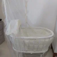 گهواره نوزادی کنار تخت مادر