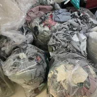 خورده پارچه و سر قیچی