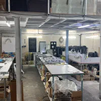 کارگر ساده مونتاژ کاری اجاق و هود