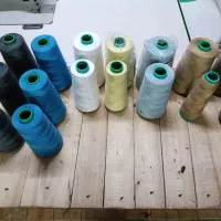 تعدادی نخ راسته و دولا و سردوز