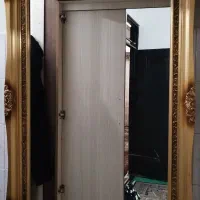 اینه با قاب چوبی