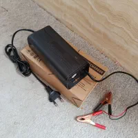 تعدادی پاور کامپیوتر و شارژر باطری و آداپتور