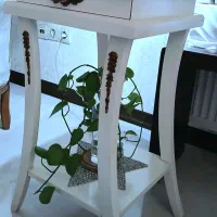 گل و گلدون شیشه‌ای وطبیعی، میز سفید، میز شکلاتی