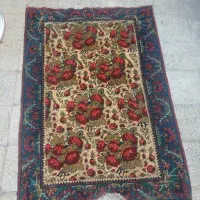 یک تخته فرش دستبافت قدیمی احتیاج به تعمیر