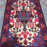 یه عدد قالی نو با نقش و نگار زیبا یه زرو نیمی