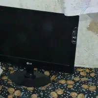 فروش یک عددکامپیوترهمراه یک میز تلویزیون