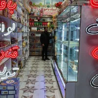 فروشنده خانم در شیرینی فروشی