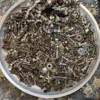 پیچ و مهره و میخ در انواع و سایزهای مختلف