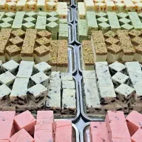 نیروی کار جوان خانم و اقا در گارگاه قنادی