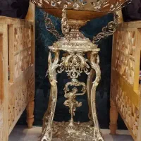 میز کنار سالنی برنجی