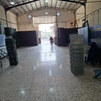 کارگر ساده برای بسته بندی سبد میوه