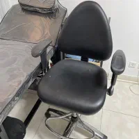 تخت دو تیکه و صندلی چرخ دار و دو عدد شلف دیواری|آرایشگاه و سالن‌های زیبایی|سنندج, |دیوار