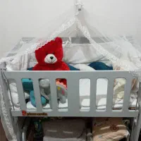 تخت کنار مادر