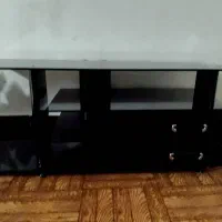 میز تلویزیون شیشه ای مشکی تمیز و محکم