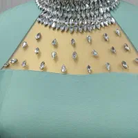 کار در منزل سنگدوزی روی لباس