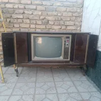 تلویزیون قدیمی کمدی و میز تلفن و چرخ خیاطی قدیمی