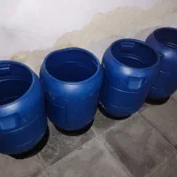 تعدادی     دبه  نو نو و یک عدد طشت قدیمی