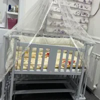 گهواره و تخت کنار مادر