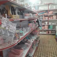 قفسه وسط مغازه ای