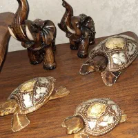 مجسمه روی میز تلویزیون