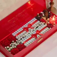 دسته گل رز و پول ارایی یلدا هدیه