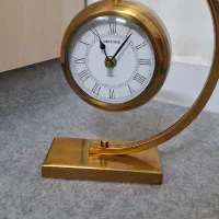 ساعت‌رومیزی‌وچند‌وسیله‌دیگر