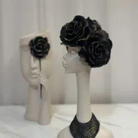 مجسمه و گلدان