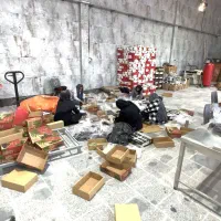 کارگر خرما ظرف کن