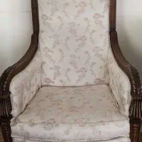 مبل ومیز غذاخوری.
