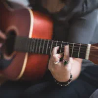 آموزش گیتار توسط مدرس خانم(در ۳ جلسه)