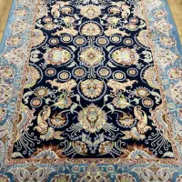 تعدادی فرش و قالیچه و پادری