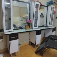 ویترین آرایشگاهی،صندلی اصلاح ومیکاپ|آرایشگاه و سالنهای زیبایی|فردیس, شهرک ارم|دیوار