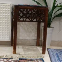 میز سنتی کنار مبلی سالم با شیشه رو