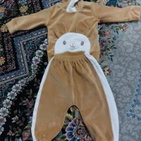 آغوشی و ست بلوز و شلوار مخمل و قنداق چسبی|اسباب‌بازی بچه|قم, نخودی|دیوار