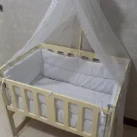 تخت کنار مادر گهواره‌ای