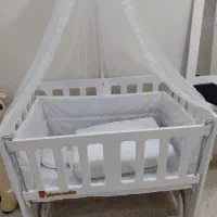 تخت گهواره ای کنار مادر