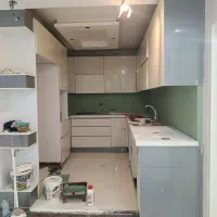 اجرا میکروسمنت تیوی وال و بین کابینتی مدرن