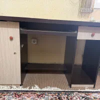 میز کامپیوتر تمیز خوش رنگ در حد نو