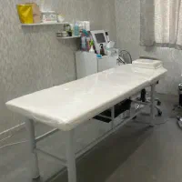 فروش ۴ تا تخت فیشال و میز کانتر منشی فوری|آرایشگاه و سالن‌های زیبایی|تهران, کیانشهر|دیوار