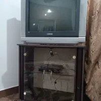 یک عدد تلویزیون و زیر تلویزیونی و دستگاه دیجیتال