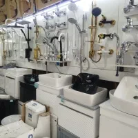 روشویی کابینتی آینه بک لایت و توالت فرنگی فلاشتانک