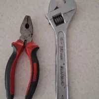 یک عدد آچار فرانسه و انبردست سالم بدون ایراد