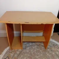 میز تحریر و کامپیوتر