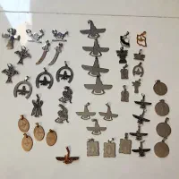 تعدادی پلاک آویز تزیینی و حروف اول اسم استیل