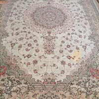 فرش ماشینی کرم رنگ یکسال کار کرده