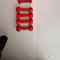 دمبل های خانگی،یک و نیم کیلویی و کش بدنسازی همراه