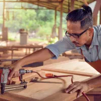 نجار در تولیدی مبل