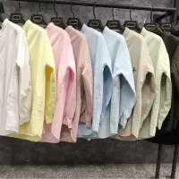 فروشنده پوشاک زنانه و مدل