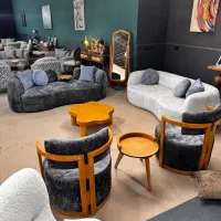 کارگر ساده روز مزد در کارگاه مبلمان