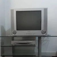 تلویزیون ۲۱ اینچ و میز شیشه mdf